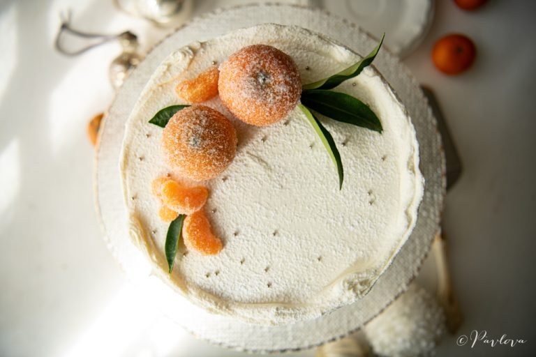 Pastel de mandarina decorado a mano