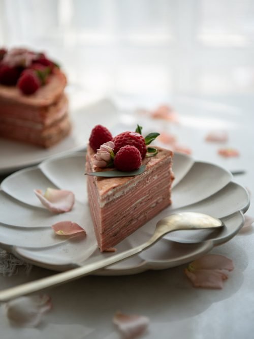 Rebanada de pastel de crepas de frambuesa